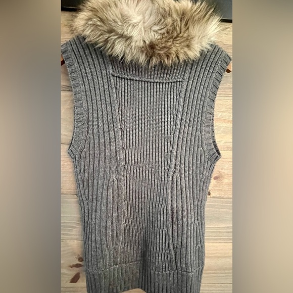 TOWN & COUNTRY LAYERING VEST - FUR COLLAR - STATEMENT PIECE - OLD MONEY STYLE - Picture 4 of 8